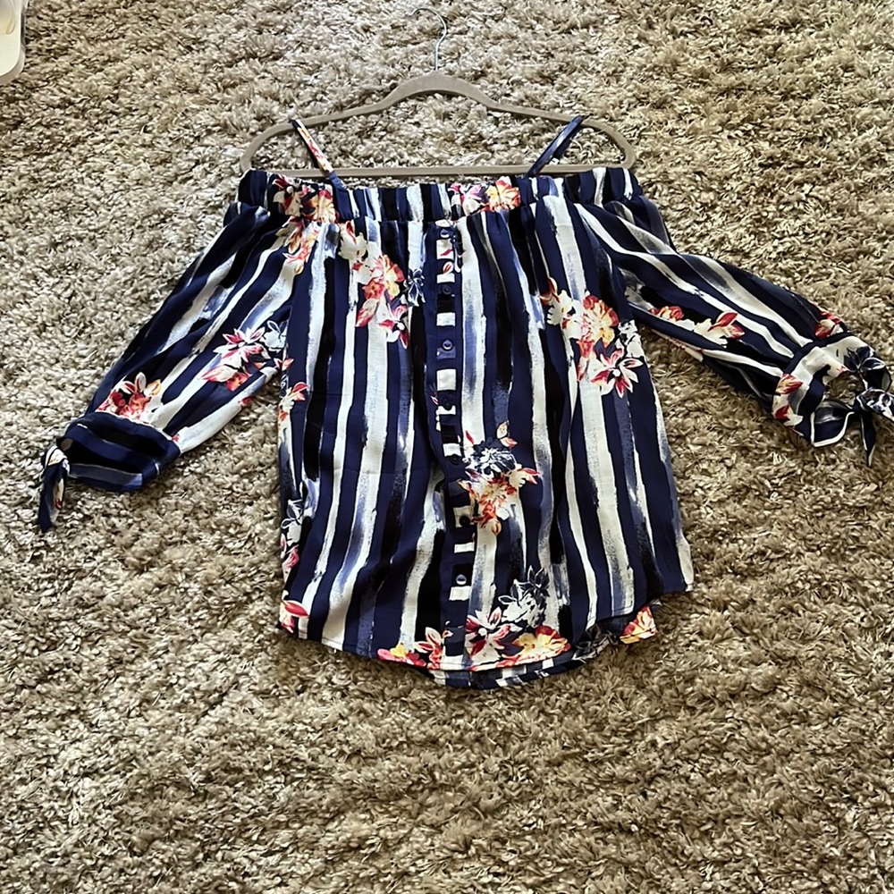 ❤️must order 2 or more items❤️ Off the shoulder cute long sleeve blouse